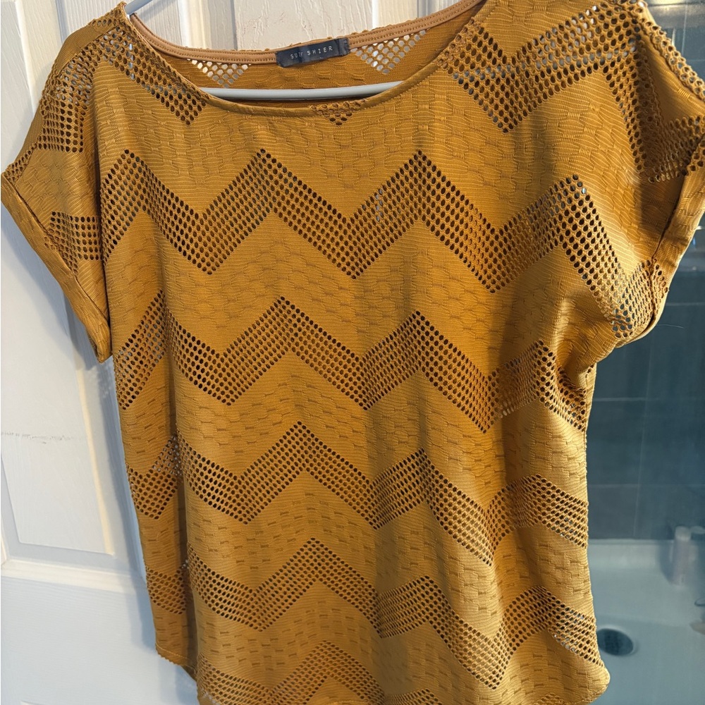 Reitmans Mustard Chevron Short Sleeve Top